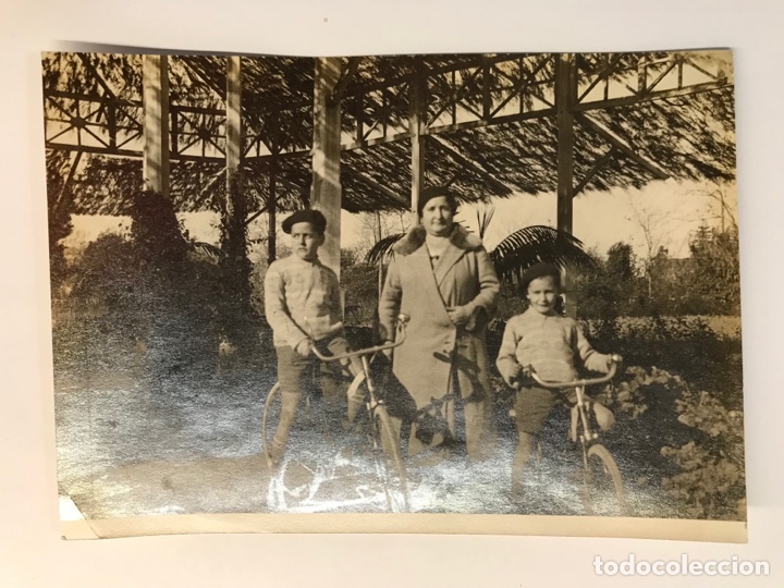 Fotograf&iacute;a antigua: FOTOGRAF&Iacute;A ALBUMINA Ant&iacute;gua, Ni&ntilde;os y Bicicletas en el Parque (h.1930?) Medidas: 16 x 11cm.