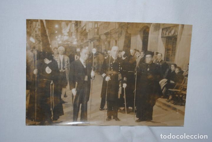 Fotograf&iacute;a antigua: DEFILE PROCESIONAL POR LAS CALLES DE CADIZ