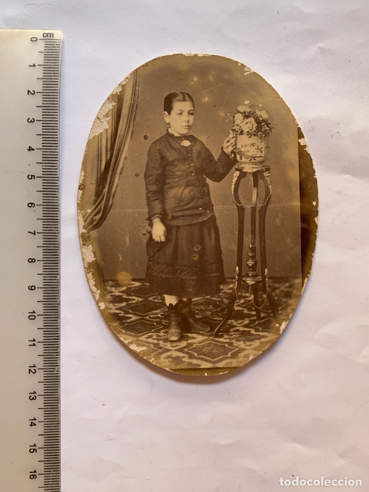 Fotografia antiga: FOTO ALBUMINA. NI&Ntilde;A EN EL ESTUDIO DEL FOT&Oacute;GRAFICO. FOT&Oacute;GRAFO?. CIUDAD?. FINALES S. XIX.