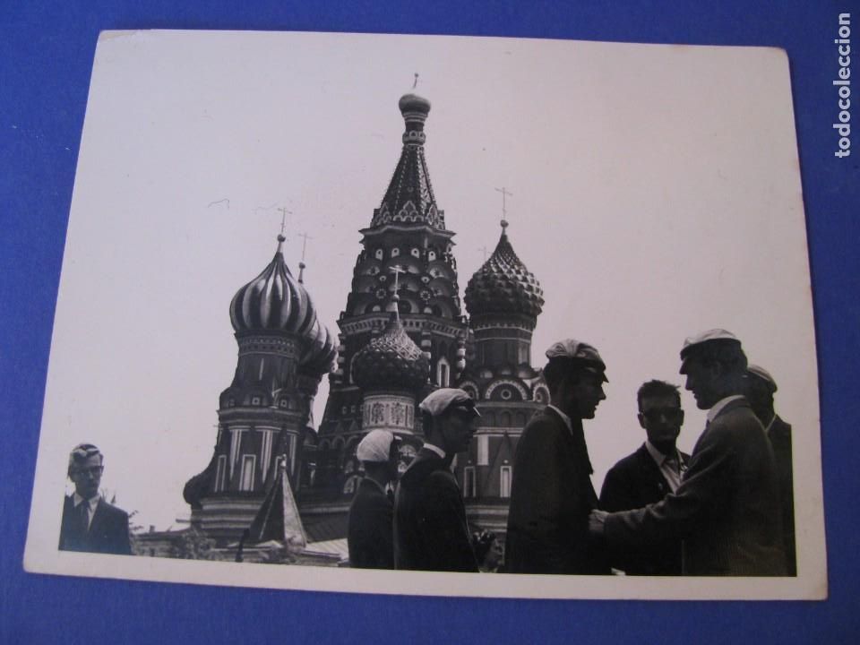 Fotografia antica: FOTO DE TURISTAS NORUEGOS EN MOSCU. PLAZA ROJA. A&Ntilde;OS 70. 12X9 CM.