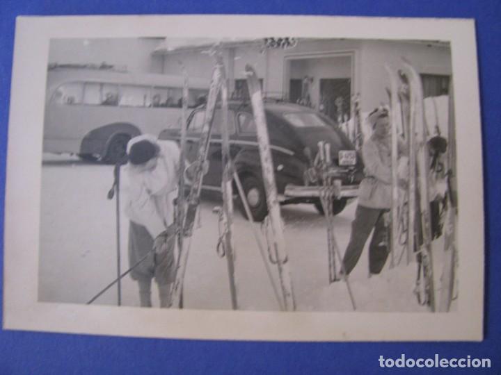Fotograf&iacute;a antigua: FOTO DE NORUEGA. EN UNA ESTACI&Oacute;N E ESQUI. 9,5X6,5 CM. A&Ntilde;OS 60.