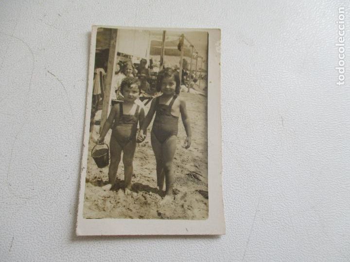 Fotograf&iacute;a antigua: PEQUE&Ntilde;A FOTO: (7X4.5 CM.) NI&Ntilde;OS EN LA PLAYA-DESCONOZCO EL LUGAR