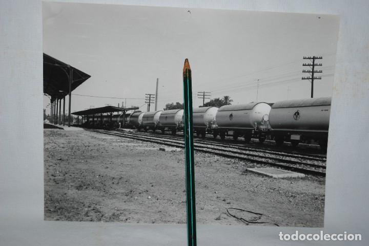 Fotograf&iacute;a antigua: PRUEBA DE VAGONES CISTERNA PARA BUTANO . S . A .