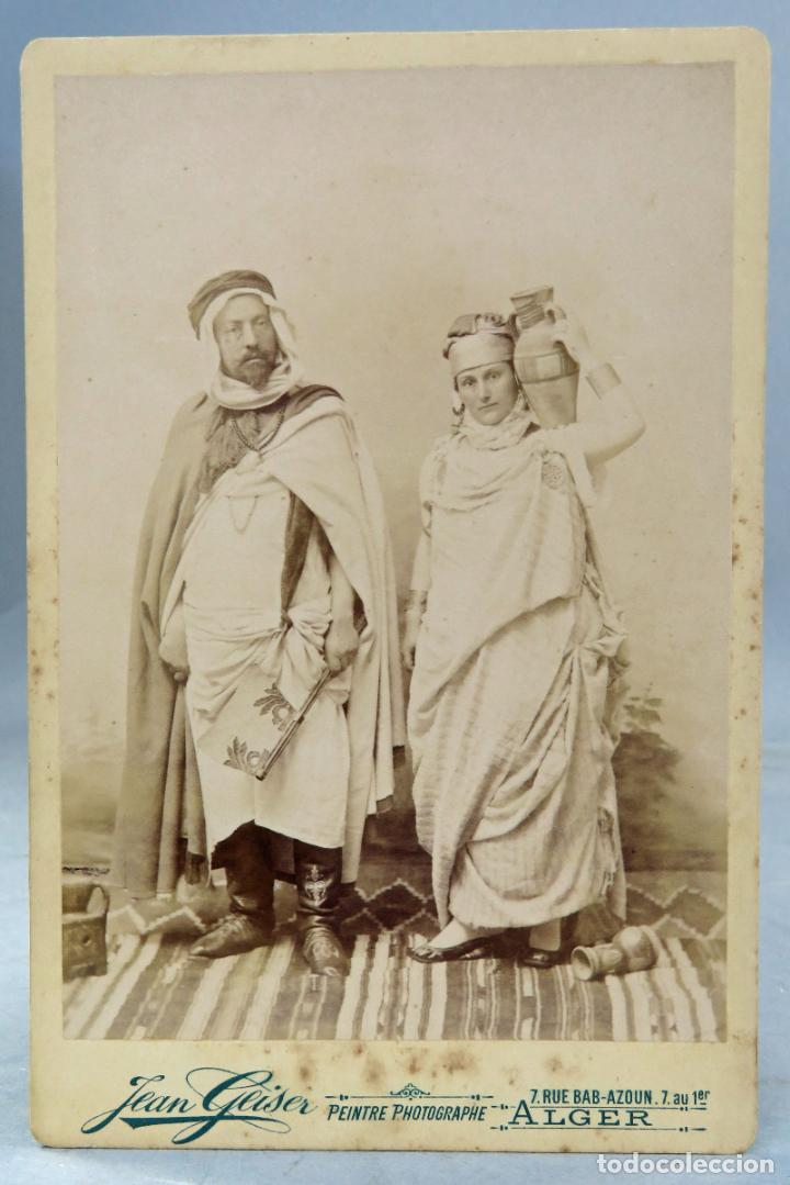 Fotografia antica: Fotograf&iacute;a alb&uacute;mina pareja tipos traje t&iacute;pico Argelia Jean Geiser Alger hacia 1895 XIX