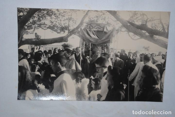 Fotograf&iacute;a antigua: LA SANTA EUCARISTIA EN LA PUERTA DEL HOSPITAL DE MORA , CADIZ .