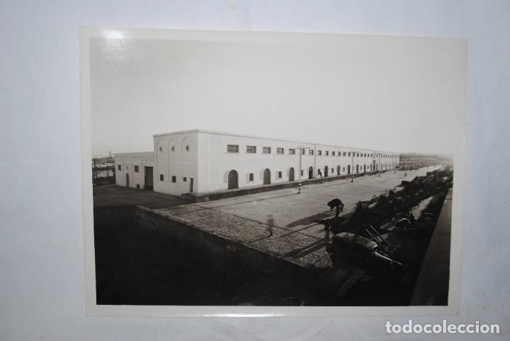 Fotograf&iacute;a antigua: LONJA DEL MUELLE PESQUERO DE CADIZ . 1952