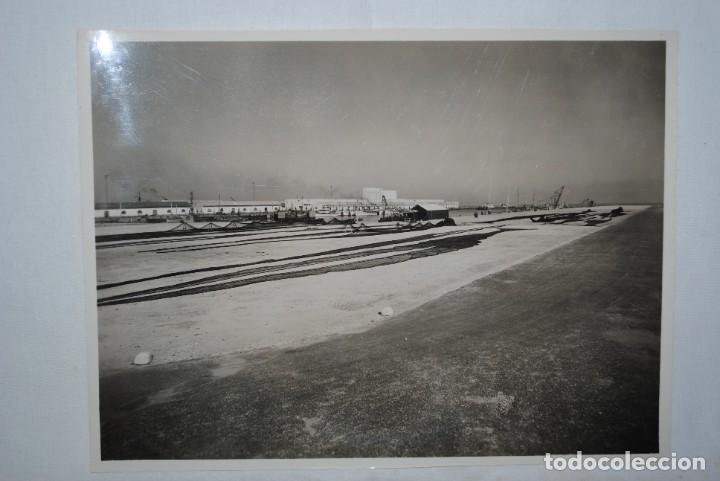 Fotograf&iacute;a antigua: SECADERO DE REDES EN EL MUELLE DE LEVANTE , CADIZ 1953 .