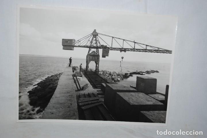 Alte Fotografie: COLOCACION DE BLOQUES PARA LA AMPLIACION DE LA PUNTA SAN FELIPE , CADIZ 1955