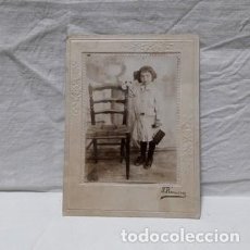 Fotografía antigua: FOTO ALBUMINA-CARTÓN TROQUELADO-ÑIÑA CON TRAJE Y BOLSO-FOTOGRAFO J. ROMERO ¿BARCELONA? PPIOS. 1900. Lote 293652413