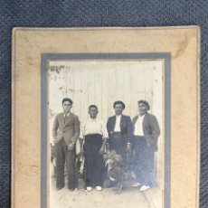 Fotografía antigua: ESPAÑA CAMISA BLANCA.. FOTOGRAFÍA GRUPO DE AMIGOS Y EL PAVO… (H.1920?). Lote 294118313