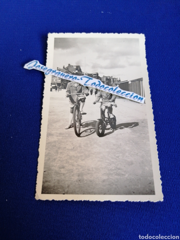 Fotografia antiga: NI&Ntilde;OS EN BICICLETA A&Ntilde;O 1948