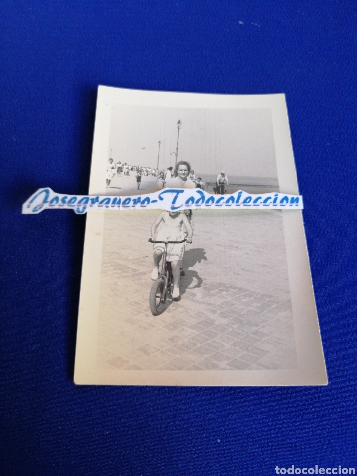 Photographie ancienne: NI&Ntilde;A EN BICICLETA A&Ntilde;O 1948