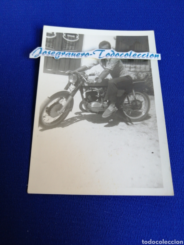 Alte Fotografie: MOTO ANTIGUA CON MODELO