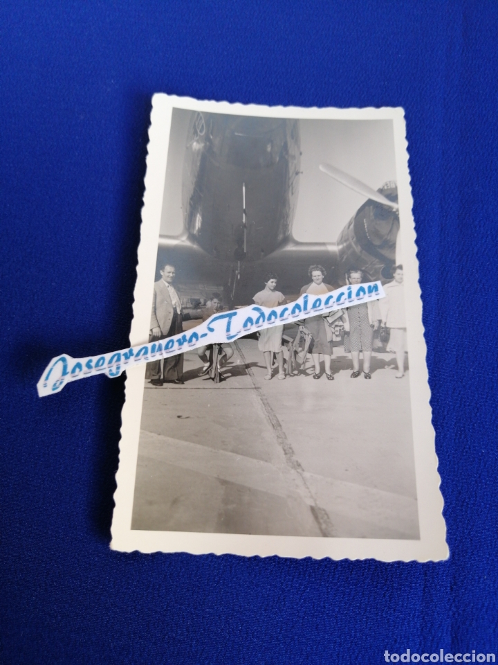 Fotografia antiga: AVION EN PISTA CON PASAJEROS FOTOGRAFIA