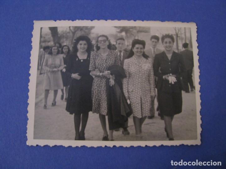 Antique Photography: FOTOGRAF&Iacute;A DE FOTO FUERTES HNOS, JAEN. GRUPO DE MUJERES. 7,5X5,5 CM. A&Ntilde;OS 50.