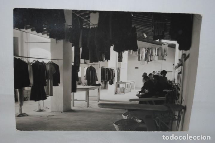 Fotograf&iacute;a antigua: INTERIOR DE UNA LAVANDERIA COMERCIAL .