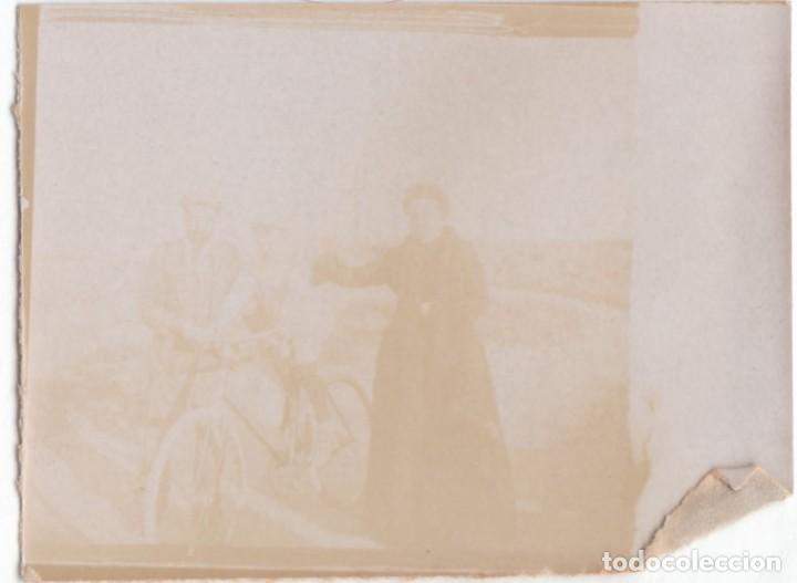 Fotograf&iacute;a antigua: Antigua alb&uacute;mina. Pareja con ni&ntilde;o en bicicleta antigua. 1900s vv