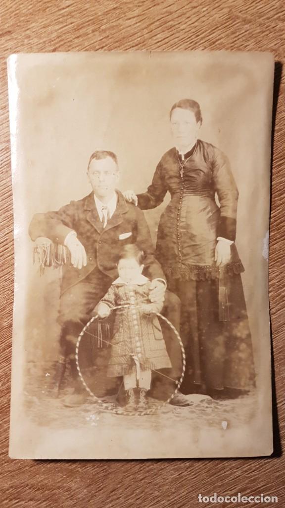 Fotografia antica: FOTOGRAFIA ANTIGUA TAMA&Ntilde;O CABINET. MATIMONIO Y NI&Ntilde;O CON ARO