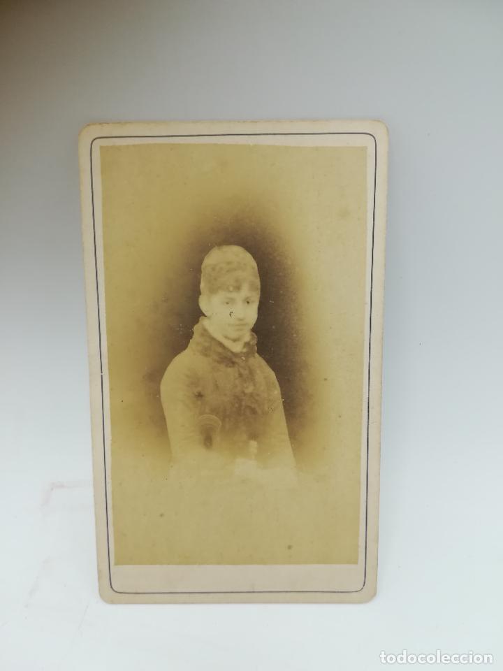 Fotografia antica: ANTIGUA FOTOGRAF&Iacute;A DE ESTUDIO. MEDIO TORSO DE JOVEN. JUEGO DE LUCES Y SOMBRAS. VER. 6.5 X 10.5 CM