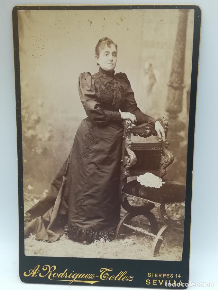 Fotograf&iacute;a antigua: ANTIGUA FOTOGRAF&Iacute;A DE ESTUDIO. MUJER CON TRAJE DE &Eacute;POCA. FOTO A.RODRIGUEZ-TELLEZ, SEVILLA. 13 X 21CM
