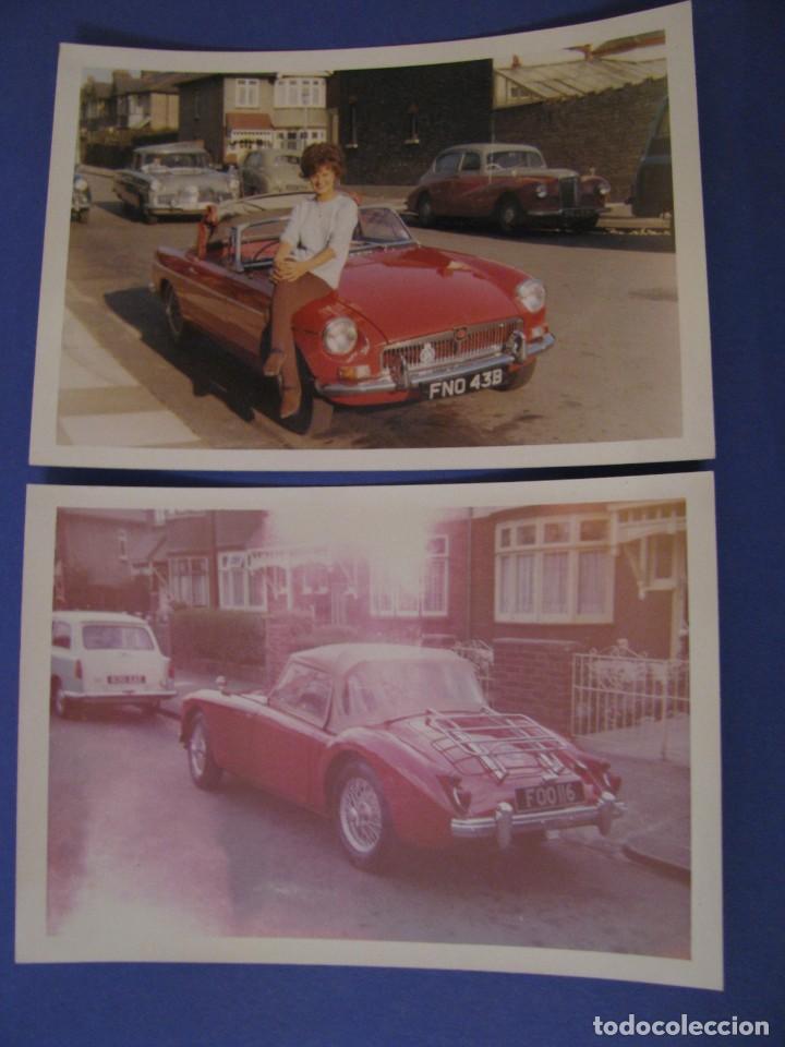 Fotografia antica: 2 FOTOS DE COCHES MG B Y MGA ROADSTER DESCAPOTABLE. A&Ntilde;OS 60. REINO UNIDO. 13X9 CM.