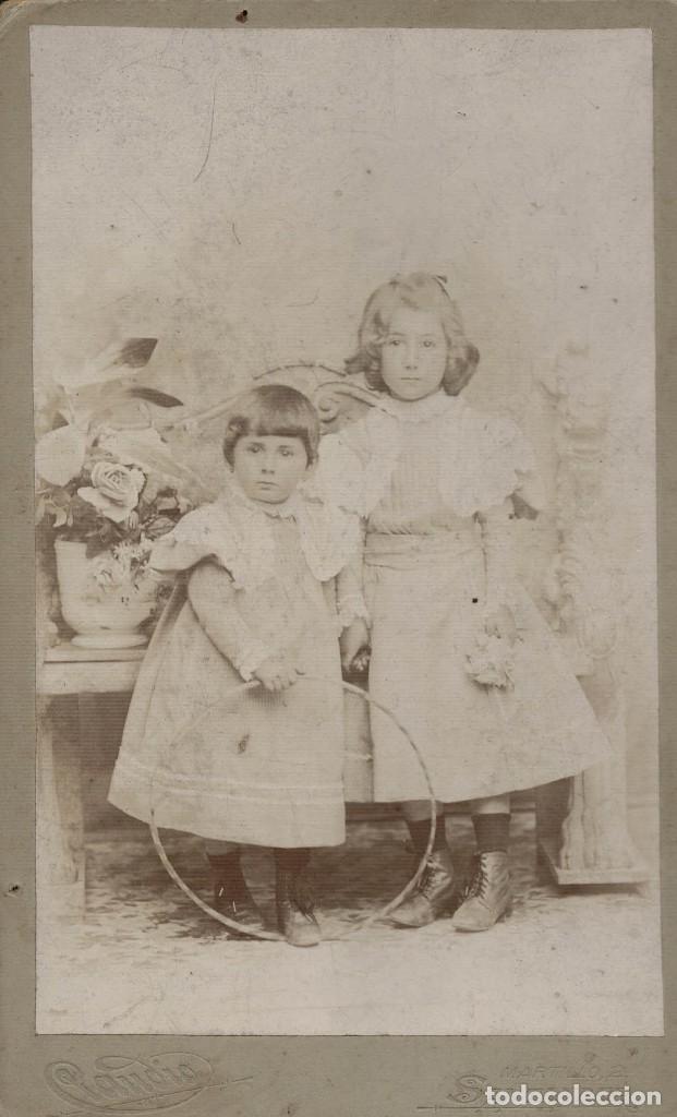 Fotografia antica: Claudio G&oacute;mez. Martillo 2 Palacio Pombo Santander. Dos ni&ntilde;as con aro