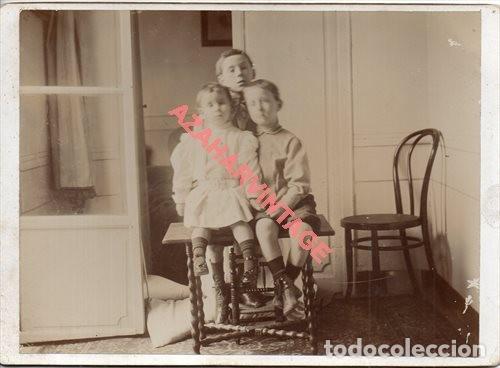 Fotografia antica: SIGLO XIX, RARISIMA FOTOGRAFIA DE TRES HERMANOS, UNO DE ELLOS POST MORTEN,, 164X124MM