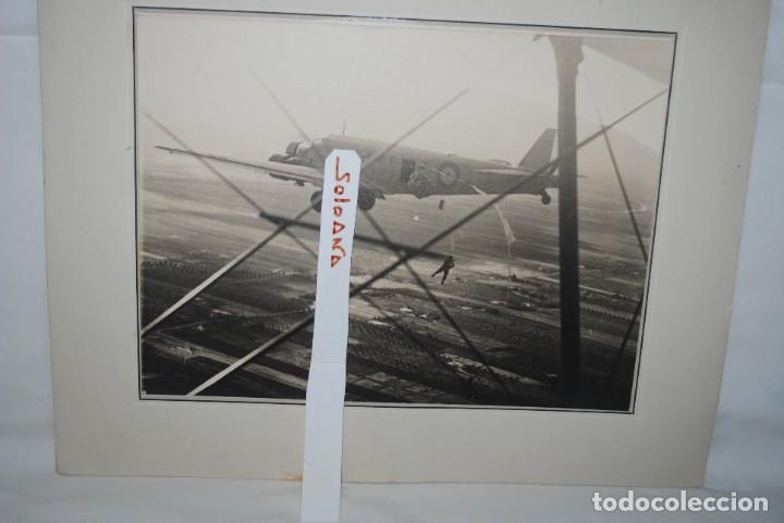 Fotograf&iacute;a antigua: LANZAMIENTO EN PARACAIDAS DEL EJERCITO, A&Ntilde;OS 196.......