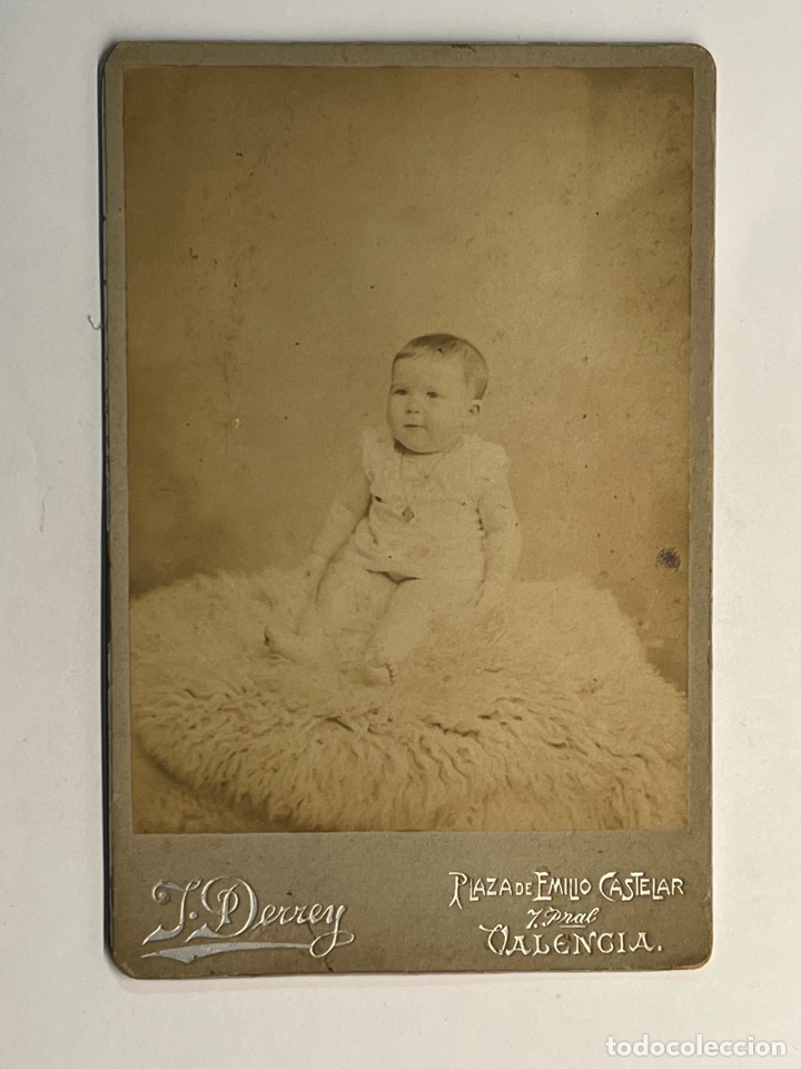 Fotografía antigua: J. DERREY, fotógrafo Valencia. Fotografía Cabinet. Niño sobre mullido almohadon (h.1900?) - Foto 1 - 302909593