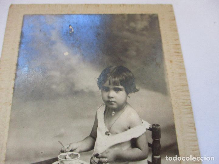 Antique Photography: ANTIGUA FOTOGRAF&Iacute;A DE: NI&Ntilde;A DESAYUNANDO, S/F.- 14X9 CM.- T/P.- UNI&Oacute;N UNIVERSAL DE CORREOS USADA.