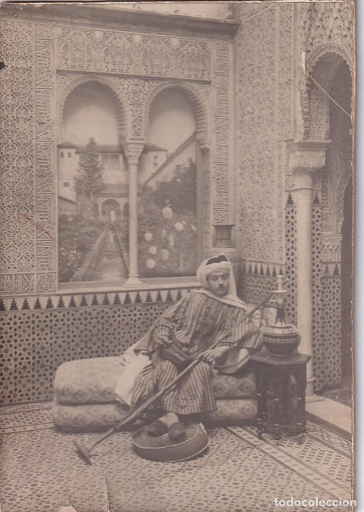 Fotografia antica: Recuerdo de la Alhambra fotograf&iacute;a de R. Gaz&oacute;n . Hombre vestido de &aacute;rabe 17 x 12