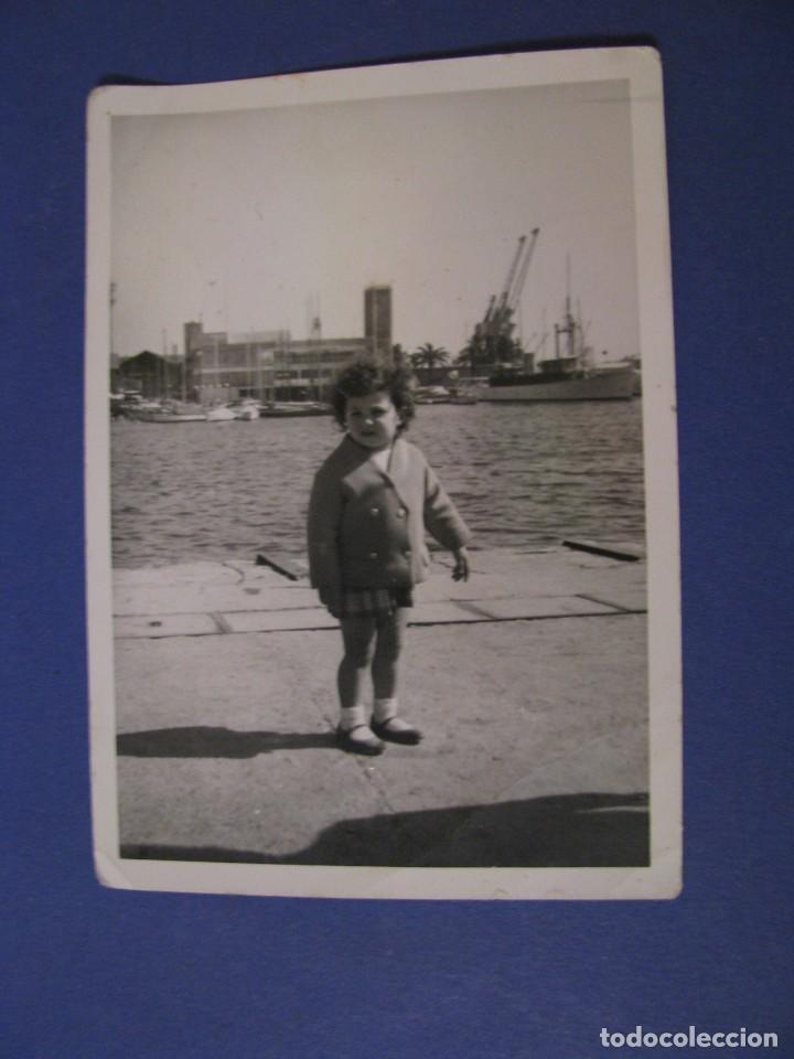 Antique Photography: FOTO DE UNA NI&Ntilde;A. PUERTO DE BARCELONA. 1967. 11X7,5 CM.
