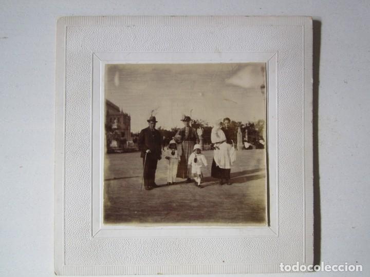 Fotografia antica: (OTROS 133)FOTOGRAFIA POSTAL DE FAMILIA ALBUMINA DE 8X8 CM CM. SOBRE 1900
