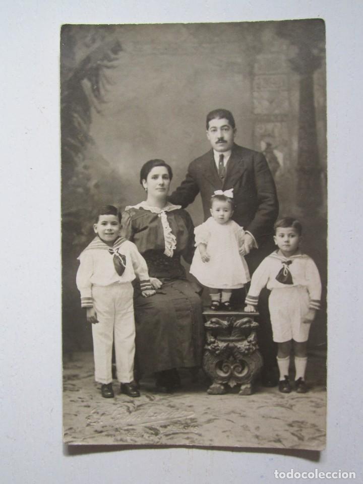 Antique Photography: (OTROS 106)FOTOGRAFIA DE FAMILIA EN ALBUMINA DE 8X13 CM SOBRE1900