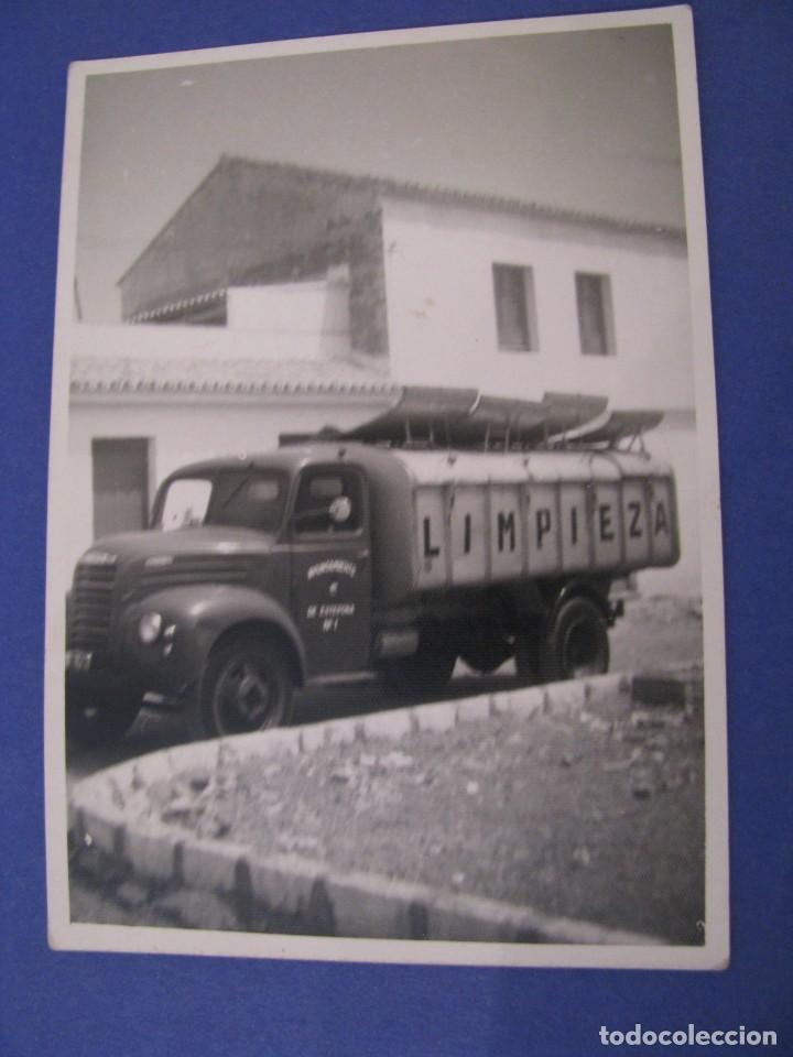 Fotografia antica: FOTO DE UN CAMI&Oacute;N DE LIMPIEZA. SIN DATOS. 10X7 CM.