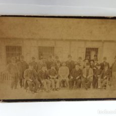Fotografía antigua: FOTO POL HERMANOS. CADIZ. 12.5 X 19 CM. FOTO DE SEÑORES EN APEADERO DEL TREN ANDALUCÍA. VER