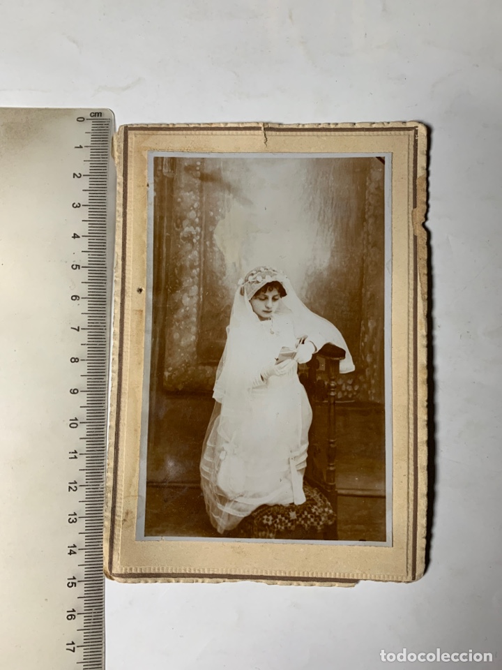 Fotograf&iacute;a antigua: FOTO ALBUMINA. NI&Ntilde;A DE 1&ordf; COMUNI&Oacute;N LEYENDO SU MISAL. FOT&Oacute;GRAFO?.