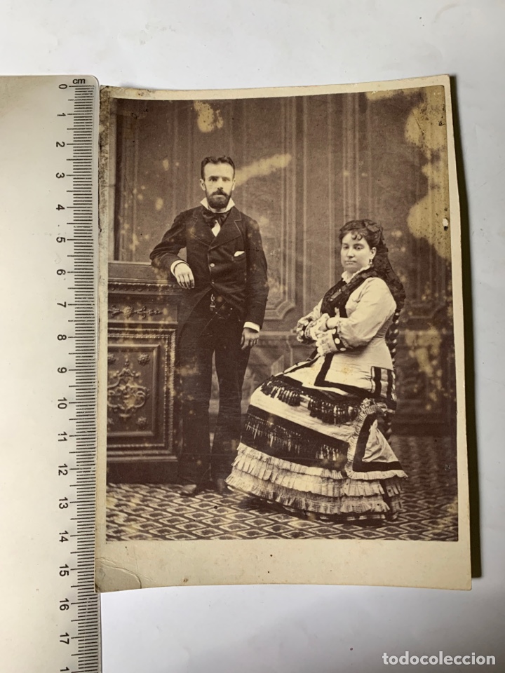 Fotograf&iacute;a antigua: FOTO ALBUMINA. JOVEN MATRIMONIO EN EL ESTUDIO FOT&Oacute;GRAFICO. FOT&Oacute;GRAFO?.