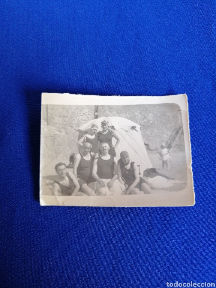 Photographie ancienne: PLAYA CON BA&Ntilde;ISTAS FOTO ANTIGUA UN D&Iacute;A EN LA PLAYA -BEACH WITH BATHERS OLD PHOTOGRAPH A DAY