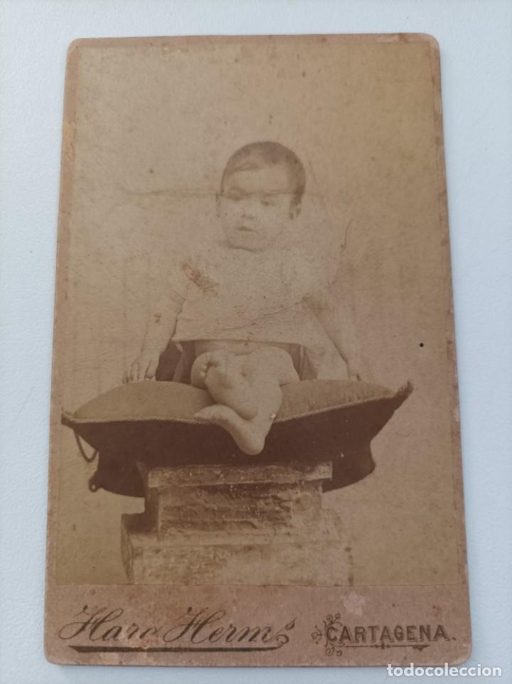 Antique Photography: Fotograf&iacute;a de ni&ntilde;o sentado sobre coj&iacute;n. Fot&oacute;grafos - J. de Haro Hermanos. Cartagena. Ppios siglo XX