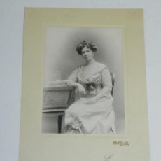 Fotografía antigua: FOTOGRAFIA ALBUMINA DE DAMA, 1911, FOTOGRAFO KAULAK MADRID, MIDE 26,5 X 16 CMS. TIENE UNA RAJITA EN. Lote 314098943