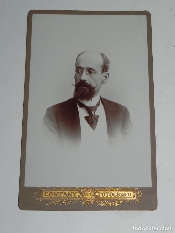 Fotografia antica: FOTOGRAFIA ALBUMINA RETRATO DE CABALLERO, COMPA&Ntilde;Y FOTOGRAFO, MIDE 21 X 13,5 CMS.