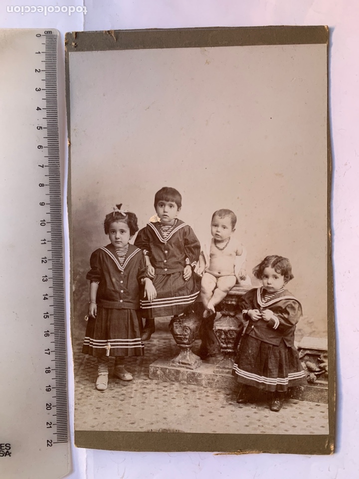 Fotograf&iacute;a antigua: FOTO ALBUMINA. TRES HERMANAS CON VESTIDOS MARINEROS Y LA PEQUE&Ntilde;A DESNUDA. J. DERREY, FOT&Oacute;GRAFO. VALE