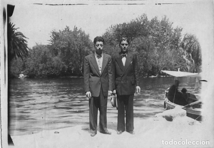 Fotografia antiga: X1579 Hombre y joven en trajes junto al lago de Palermo en Buenos Aires - Foto albumina 12x8cm 1930'