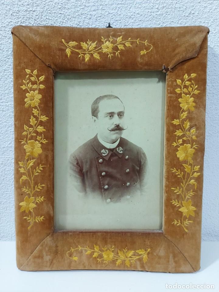 Fotografia antiga: MUY ANTIGUA FOTOGRAFIA Y MARCO TERCIOPELO Y BORDADO DE SIGLO XIX - MILITAR ESPA&Ntilde;OL GUERRA DE CUBA CU