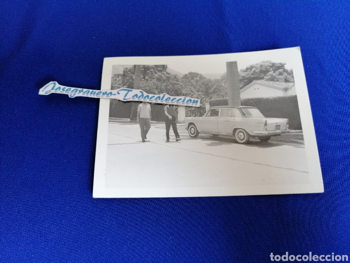 Fotograf&iacute;a antigua: SEAT 1400 COCHE A&Ntilde;O 1963 FOTOGRAFIA CON MODELOS