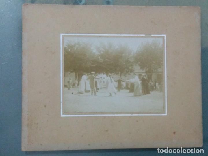 Antique Photography: FOTO SOBRE CART&Oacute;N. GRUPO BAILANDO. Fot&oacute;grafo desconocido.