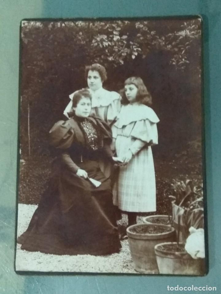 Antique Photography: FOTO SOBRE CART&Oacute;N. GRUPO FAMILIAR. Fot&oacute;grafo desconocido.
