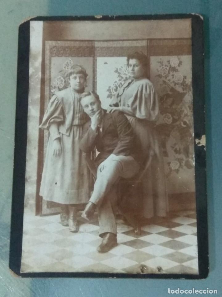 Antique Photography: FOTO SOBRE CART&Oacute;N. GRUPO FAMILIAR. Fot&oacute;grafo desconocido.