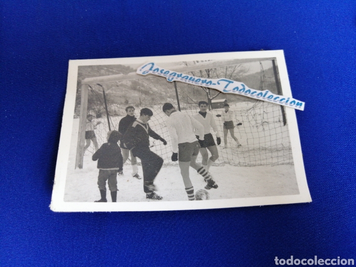 Fotografia antica: JUGADORES DE FUTBOL EN LA NIEVE